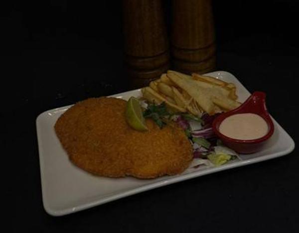 Șnițel de Pui Crocant cu Cartofi Prăjiți